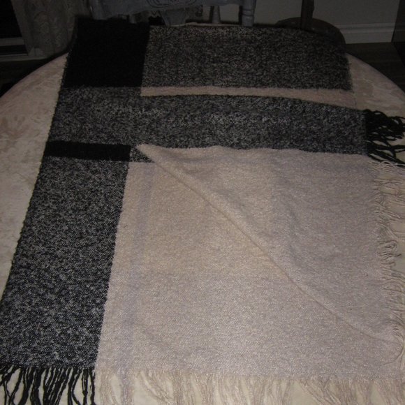 Bluenotes Ladies Shawl / Scarf with tassels - Picture 5 of 5